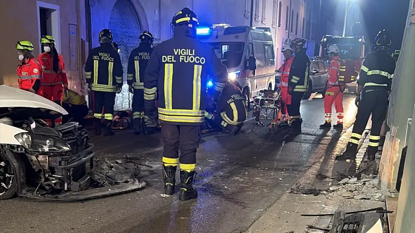 La macchina distrutta dopo l'impatto