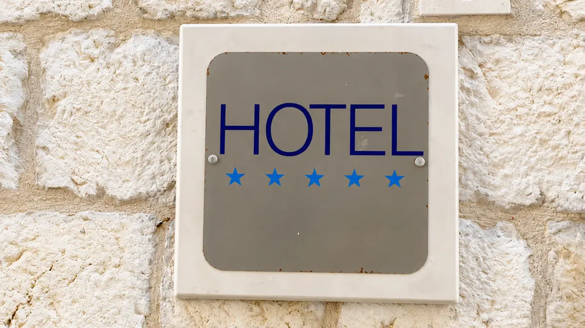 L'insegna di un hotel 5 stelle