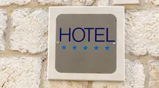 L'insegna di un hotel 5 stelle