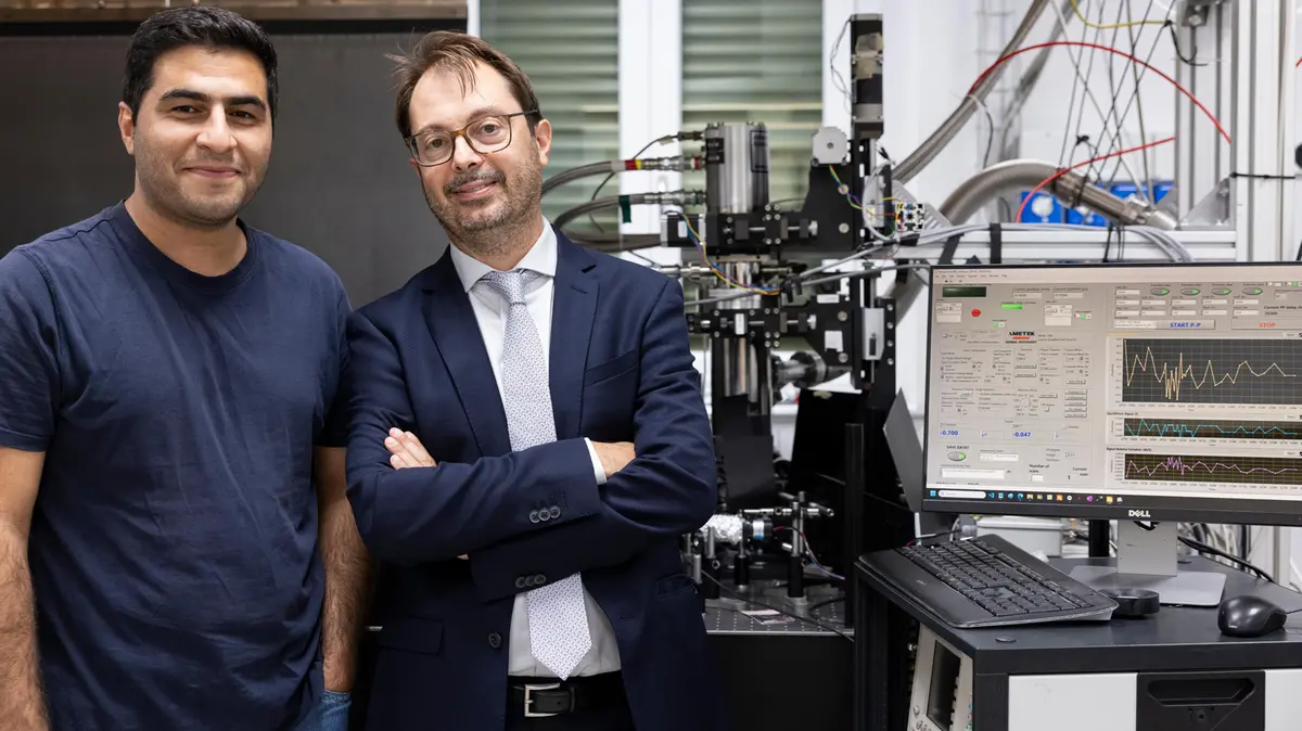 Mohammadjavad Azarm e Claudio Giannetti accanto al nuovo microscopio