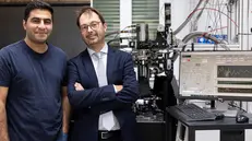 Mohammadjavad Azarm e Claudio Giannetti accanto al nuovo microscopio