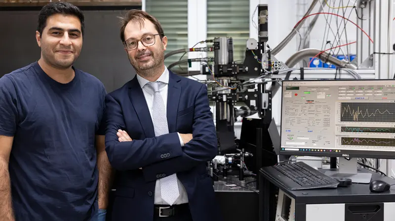 Mohammadjavad Azarm e Claudio Giannetti accanto al nuovo microscopio
