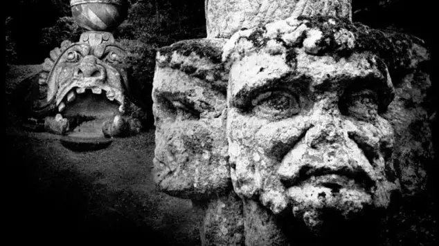 Una delle fotografie scattate da Vincenzo Cottinelli al Bosco di Bomarzo - © www.giornaledibrescia.it