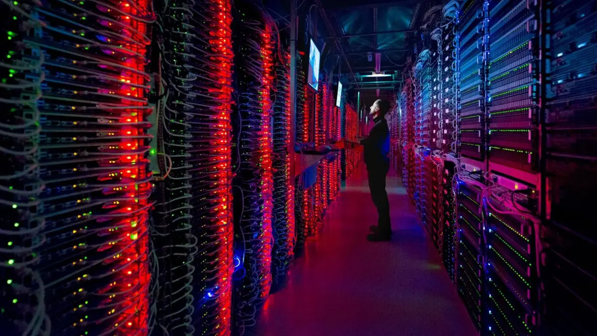 Una persona all'interno di una data center