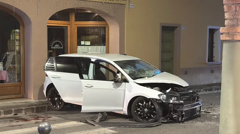 L'auto distrutta dopo lo schianto