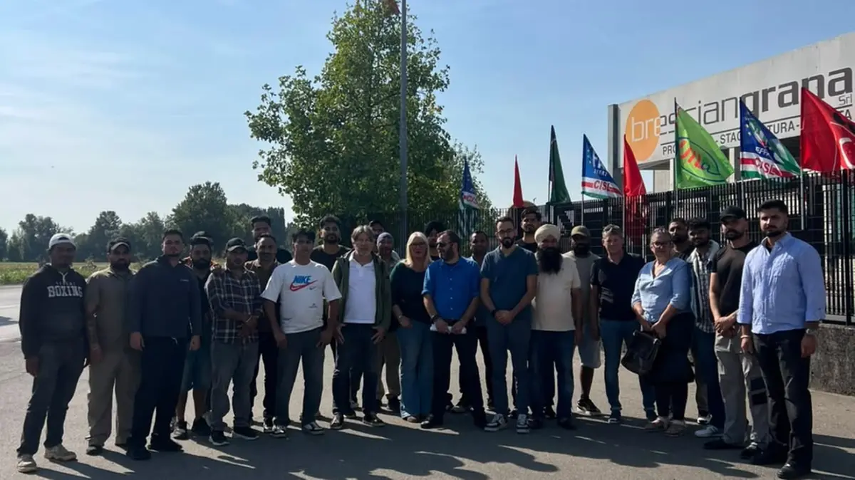 I lavoratori di Bresciangrana davanti allo stabilimento - © www.giornaledibrescia.it