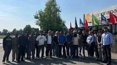 I lavoratori di Bresciangrana davanti allo stabilimento - © www.giornaledibrescia.it