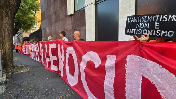 Il flash mob per la Palestina davanti al Giornale di Brescia