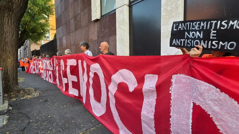 Il flash mob per la Palestina davanti al Giornale di Brescia