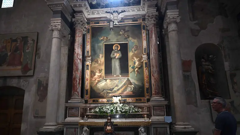L'altare di san Francesco nell'omonima chiesa cittadina
