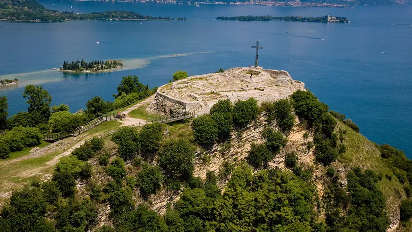 Una veduta della Rocca di Manerba - © www.giornaledibrescia.it