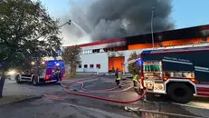 L'incendio di ieri alla Tescoma - Foto Marco Ortogni/Neg © www.giornaledibrescia.it