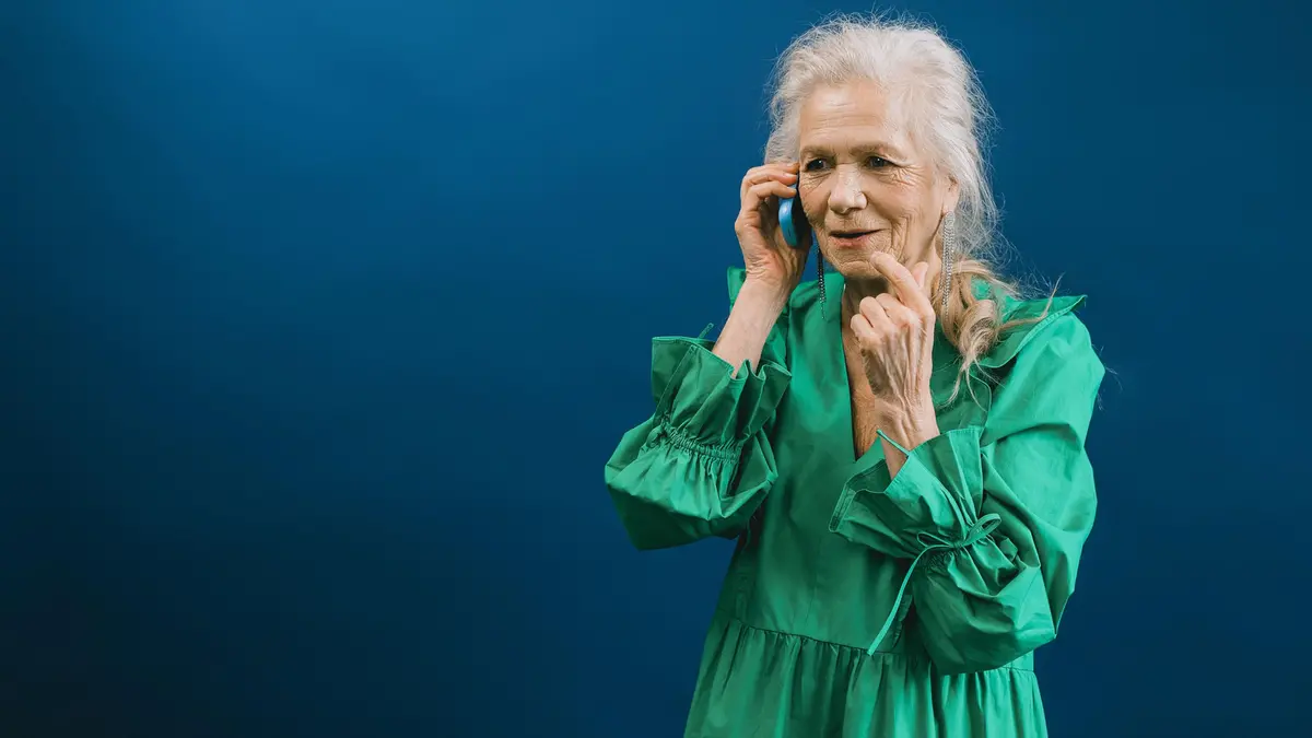 Una signora al telefonino