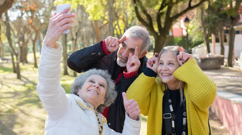 Un gruppo di anziani si scatta un selfie