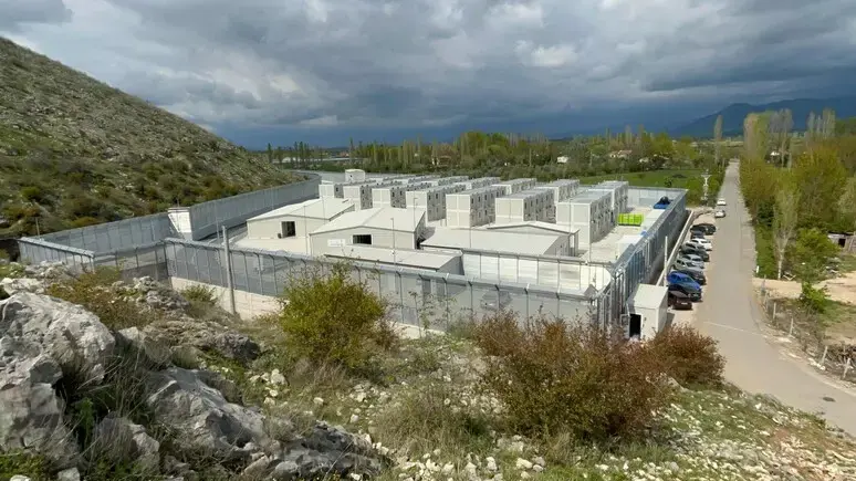 Il centro per il rimpatrio a Gjader, in Albania
