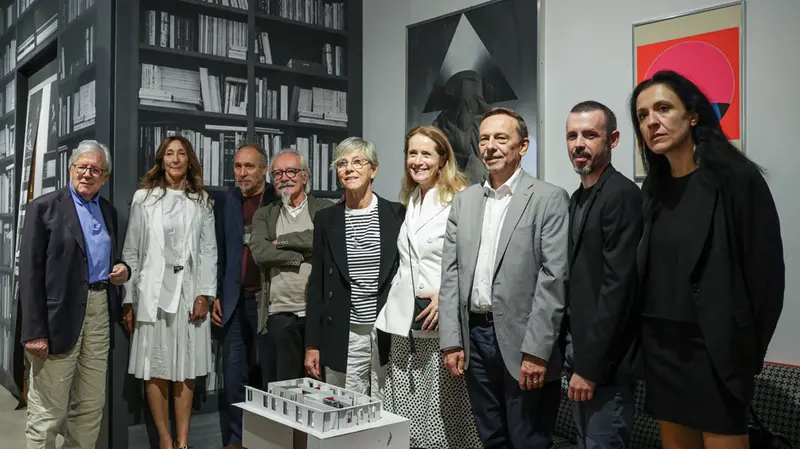 Da sinistra Tino Bino, Camilla e Corrado Borsoni, Renato Corsini, la sindaca Laura Castelletti, la presidente del Ctb Camilla Baresani, il direttore del Ctb Gian Mario Bandera, il curatore Andrea Cora e Ilaria Bignotti