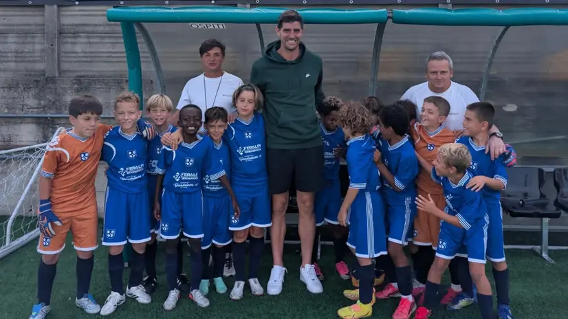 Il portiere del Real Madrid Thibaut Courtois coi giocatori dell'U10 dell'Union Brescia - Foto Ufficio stampa Union Brescia