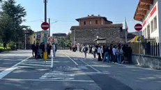 Studenti in attesa del bus - © www.giornaledibrescia.it