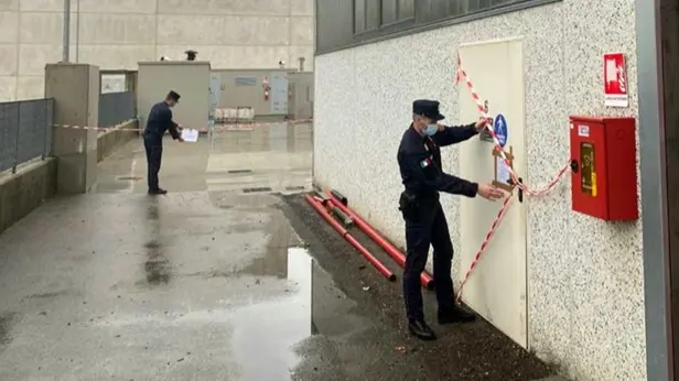 I sigilli dei carabinieri agli impianti dell'azienda