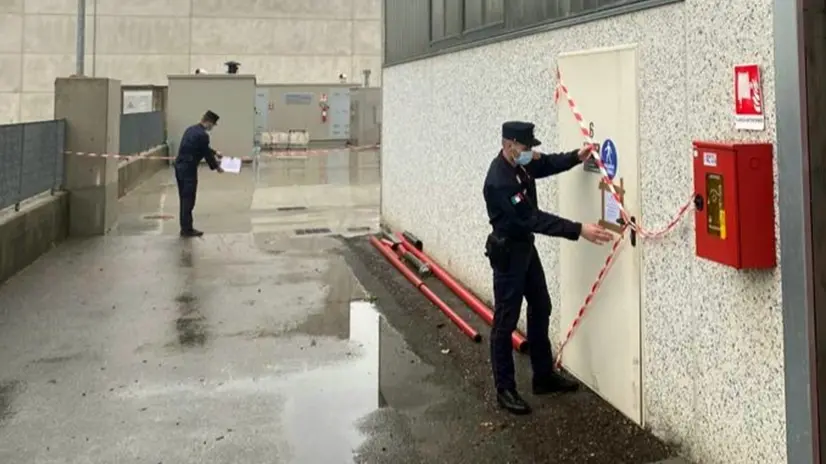 I sigilli dei carabinieri agli impianti dell'azienda