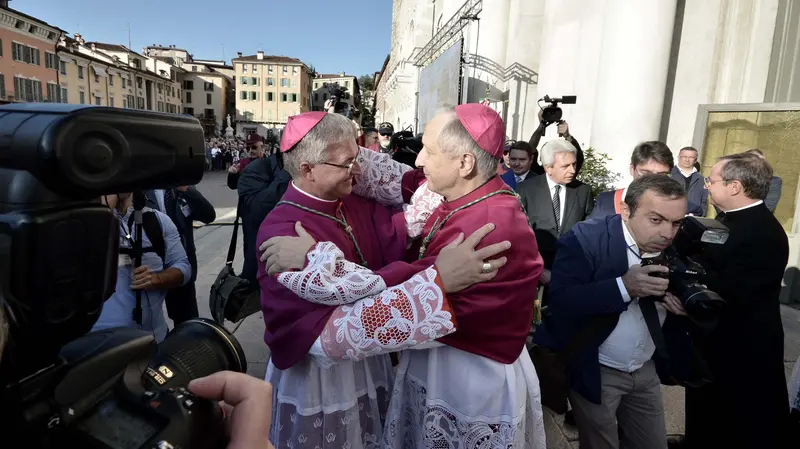 Il vescovo Tremolada con il predecessore Monari