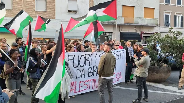La protesta dei pro-Pal contro la presenza a Brescia dell'ex militare israeliano Lion Udler