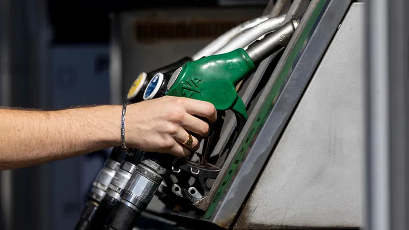 Un distributore di benzina - Foto Ansa © www.giornaledibrescia.it
