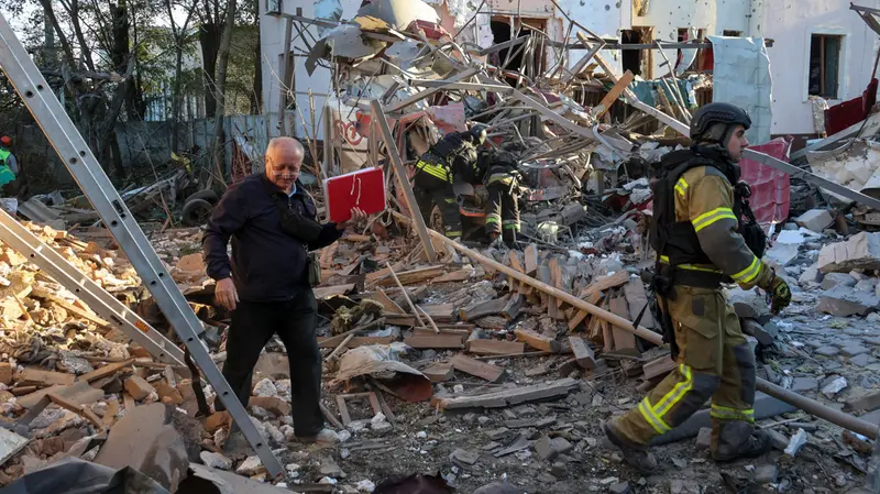 Un edificio civile distrutto in Ucraina - Foto Ansa © www.giornaledibrescia.it