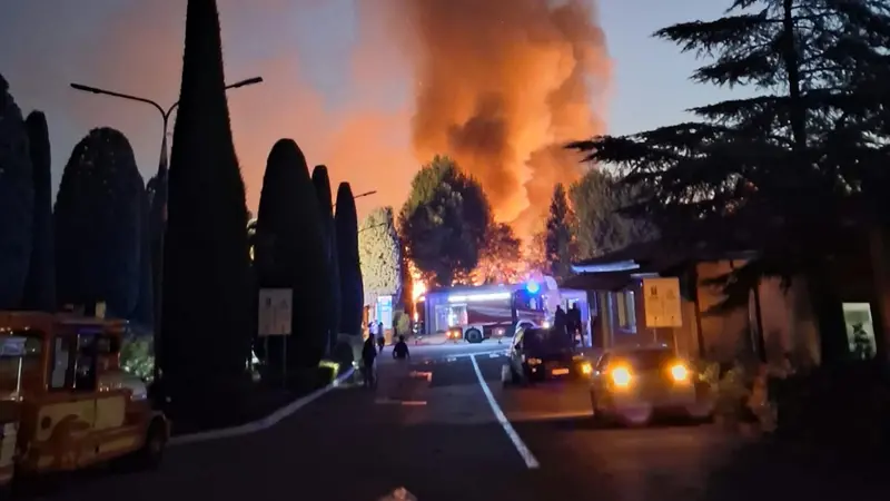 L'incendio nel camping di Peschiera - Foto Ansa © www.giornaledibrescia.it