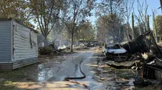 Il camping di Peschiera dopo l'incendio - Foto Ansa © www.giornaledibrescia.it