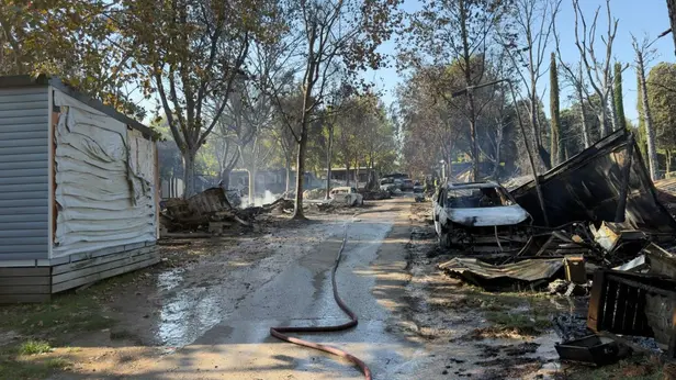 Il camping di Peschiera dopo l'incendio - Foto Ansa © www.giornaledibrescia.it
