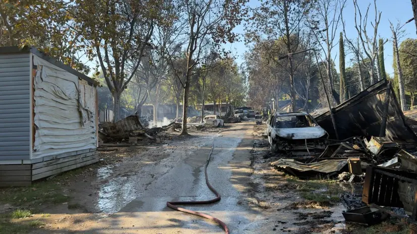 Il camping di Peschiera dopo l'incendio - Foto Ansa © www.giornaledibrescia.it