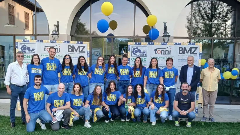 Staff e giocatrici del Real Volley, che si appresta ad affrontare la serie B2 femminile