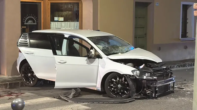 L'auto distrutta nell'incidente in via Giuseppe Mazzini a San Paolo