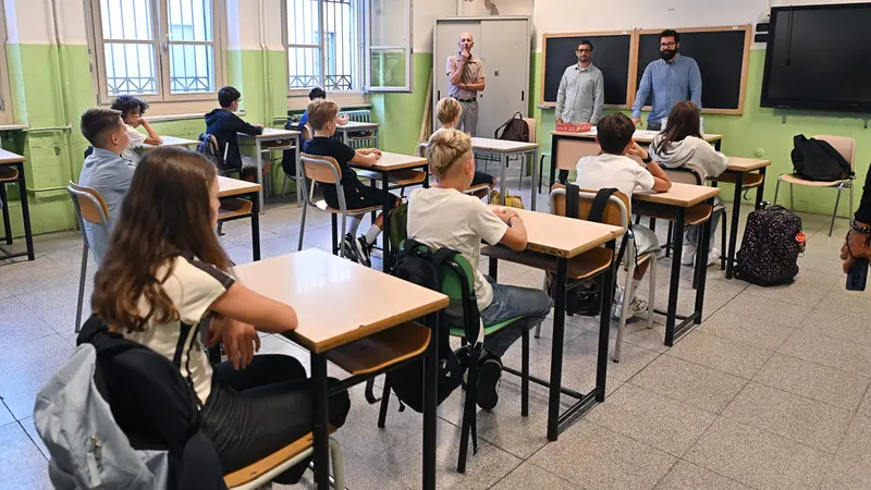 Una classe davanti ai suoi insegnanti - Foto Ansa © www.giornaledibrescia.it