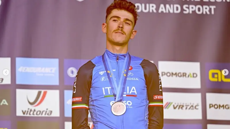 Christian Scaroni sul podio europeo // foto Federciclismo