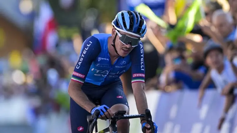 Il bresciano Christian Scaroni al traguardo // foto Federciclismo