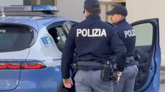L'uomo è stato bloccato da un agente di Polizia