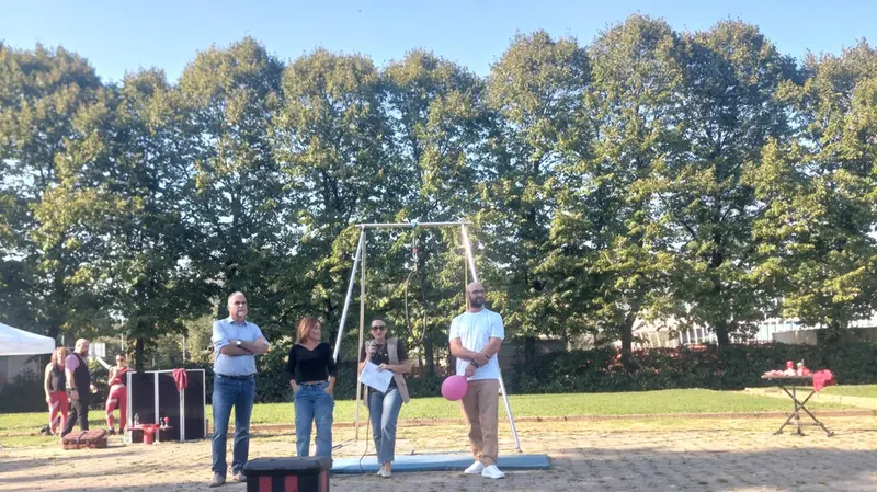 Il sindaco Facchin, l'assessora Arici e i rappresentanti di coop e associazione © www.giornaledibrescia.it