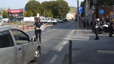 Una pattuglia della Locale controlla i veicoli in via Milano - © www.giornaledibrescia.it