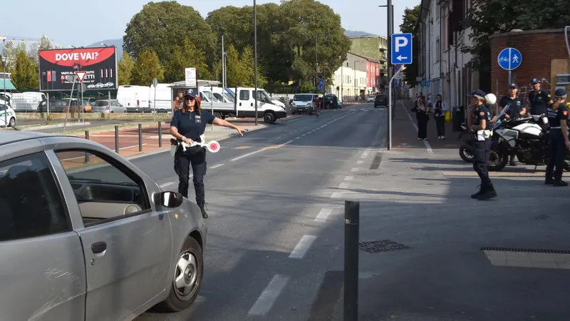 Una pattuglia della Locale controlla i veicoli in via Milano - © www.giornaledibrescia.it