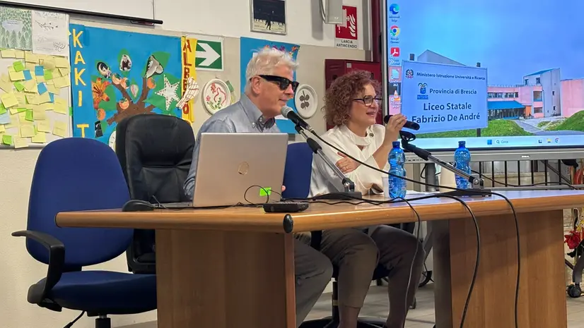 Aleandro Baldi dialoga con gli studenti al liceo De Andrè