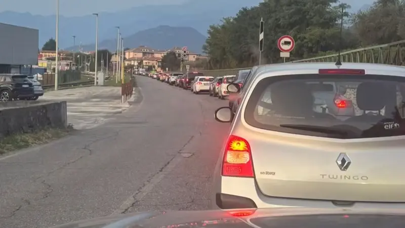 Code e disagi lungo via Roma - © www.giornaledibrescia.it