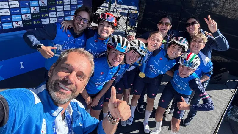 Il ct Marco Velo festeggia con le azzurre Juniores - Foto Federciclismo