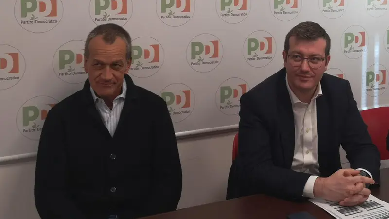 Gianni Girelli insieme al segretario provinciale del Pd, Michele Zanardi - © www.giornaledibrescia.it