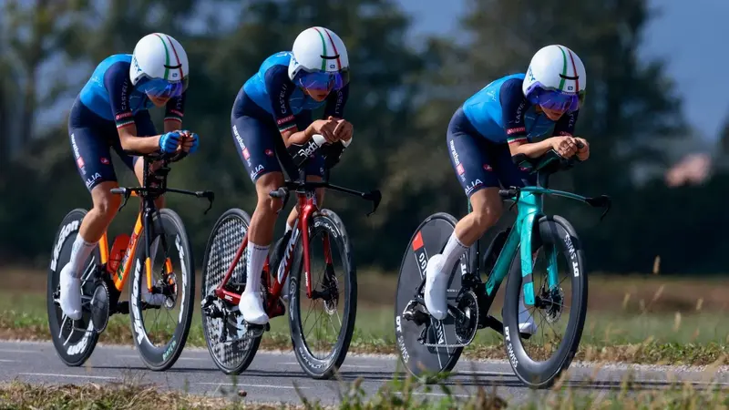 La prima atleta da sinistra è la bresciana Elisa Bianchi