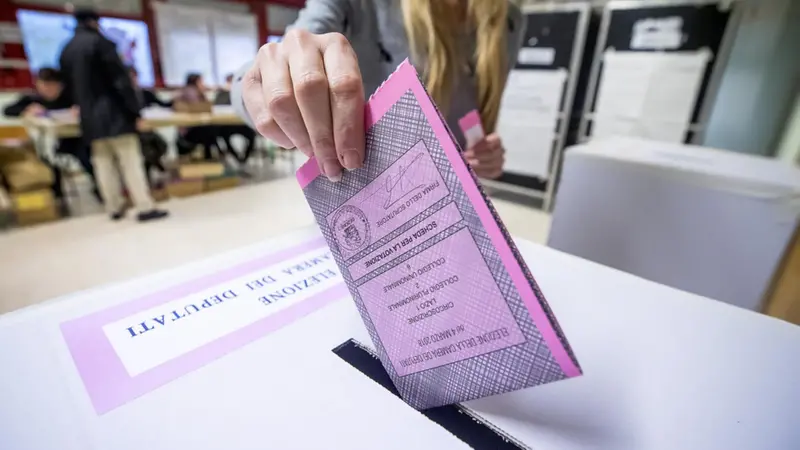 Una scheda elettorale infilata nell'urna - Foto Ansa © www.giornaledibrescia.it