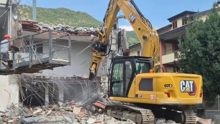 Le opere di demolizione nel cantiere - © www.giornaledibrescia.it