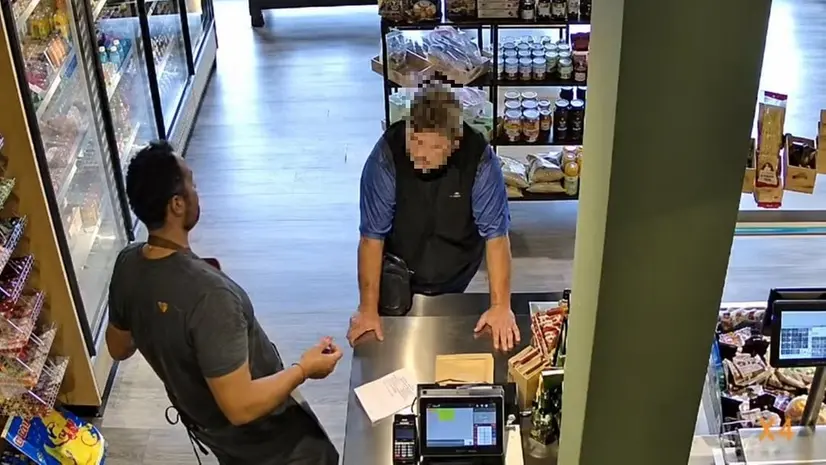 L'uomo ripreso dalle telecamere a Bovezzo