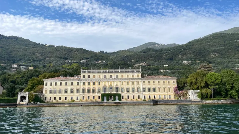 Le riprese interesseranno anche lo specchio d'acqua davanti a Villa Bettoni